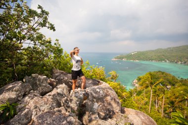 dağ tepe üzerinde kazanan. Spor ve aktif bir yaşam konsepti