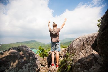 dağ tepe üzerinde kazanan. Spor ve aktif bir yaşam konsepti