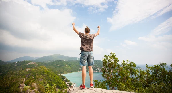 Ganador en la cima de la montaña. Concepto de deporte y vida activa —  Fotos de Stock