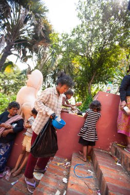 Phnom penh, Kamboçya - 31 Ocak 2014 kirli evsiz insanlar