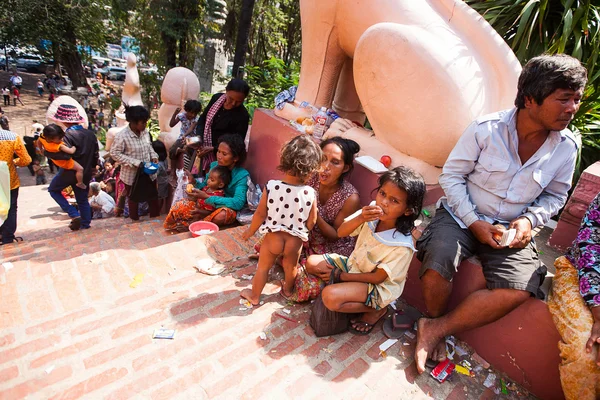 PHNOM PENH, CAMBODIA - 31 JANUARY 2014 Dirty homeless people in — Stock Photo, Image