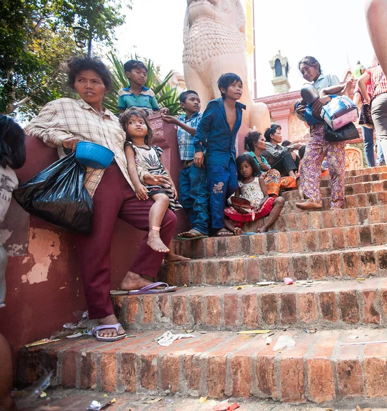 PHNOM PENH, CAMBODIA - 31 JANUARY 2014 Dirty homeless people in — Stock Photo, Image