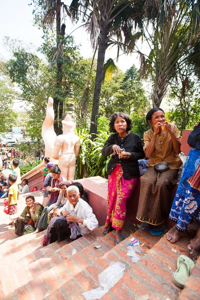 PHNOM PENH, CAMBODIA - 31 JANUARY 2014 Dirty homeless people in — Stock Photo, Image