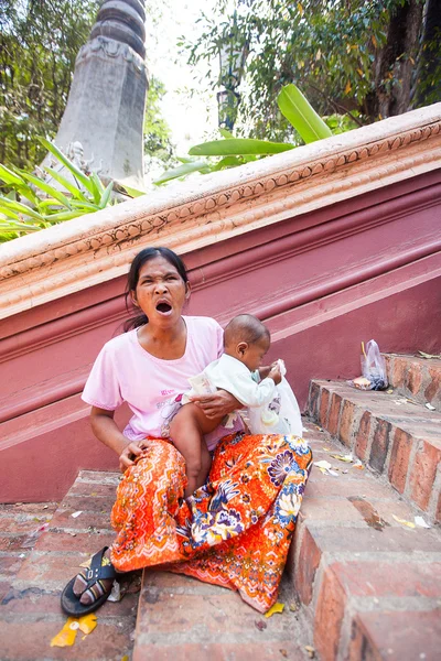 プノンペン, カンボジア - 2014 年 1 月 31 日汚れたのホームレス ・ ピープル — ストック写真