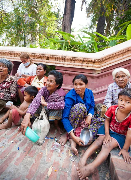 PHNOM PENH, CAMBODIA - 31 JANUARY 2014 Dirty homeless people in — Stock Photo, Image