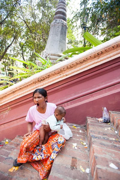 PHNOM PENH, CAMBODIA - 31 JANUARY 2014 Dirty homeless people in — Stock Photo, Image