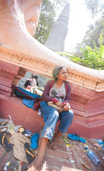 PHNOM PENH, CAMBODIA - 31 JANUARY 2014 Dirty homeless people in — Stock Photo, Image