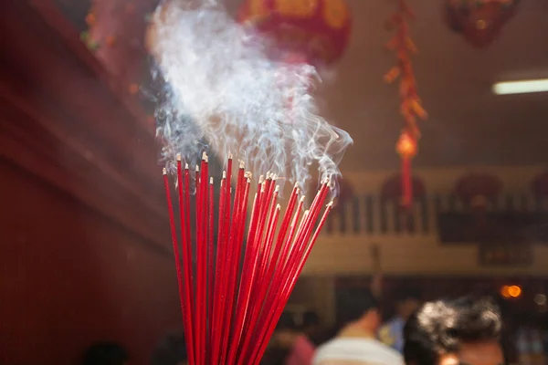 Offers aan goden in tempel met aroma sticks — Stockfoto