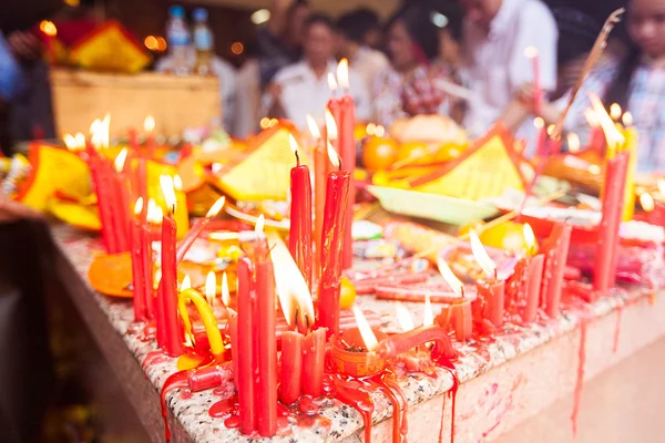 Offerings to gods in temple with flowers, food and aroma sticks — Stock Photo, Image