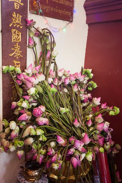 Erbjudanden till gudarna i templet med blommor — Stockfoto