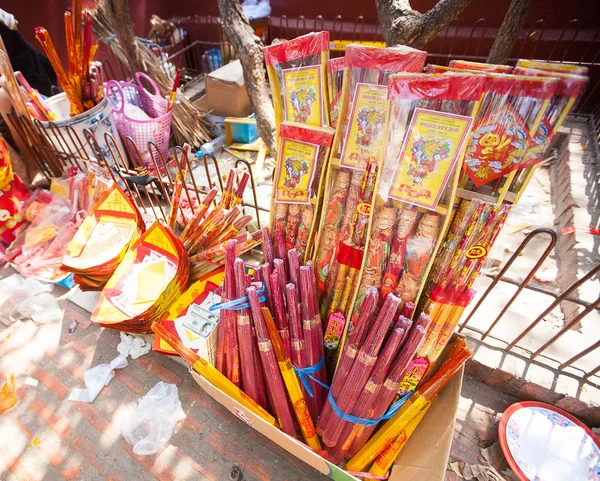 Offerte agli dei nel tempio con bastoncini aromatici — Foto Stock