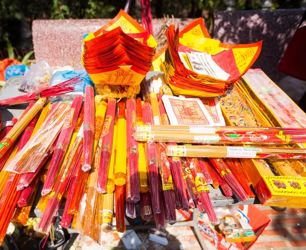 Las ofrendas a los dioses en el templo con las varitas aromáticas — Foto de Stock