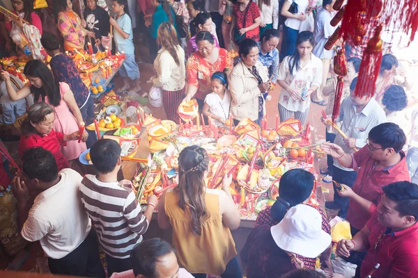 PHNOM PENH, CAMBODIA - 31 DE JANEIRO DE 2014 As pessoas celebram os chineses — Fotografia de Stock