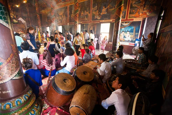 PHNOM PENH, CAMBODIA - 31 DE JANEIRO DE 2014 As pessoas celebram os chineses — Fotografia de Stock