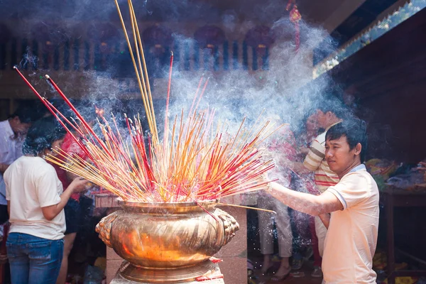 PHNOM PENH, CAMBODIA - 31 DE JANEIRO DE 2014 As pessoas celebram os chineses — Fotografia de Stock
