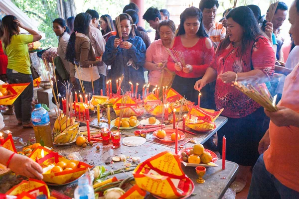 Phnom penh, Kambodja - 31 januari 2014 människor fira kinesiska — Stockfoto