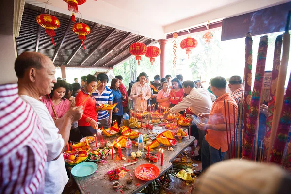 Phnom penh, Kambodja - 31 januari 2014 människor fira kinesiska — Stockfoto