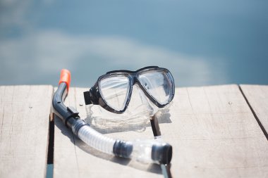 şnorkel ekipmanları su önünde