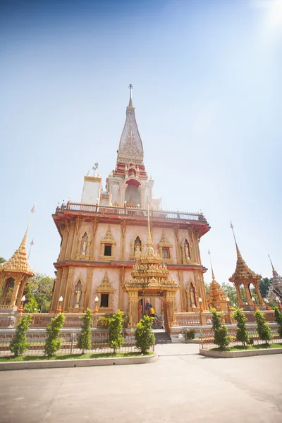 Buddhistisk stupa i templet wat chalong på phuket — Stockfoto