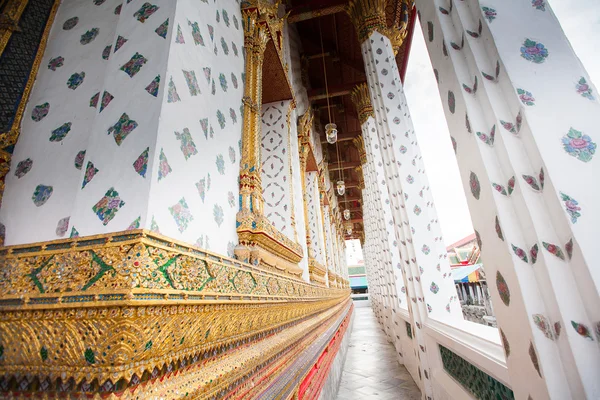 Kleurrijke decoratie in tempel — Stockfoto