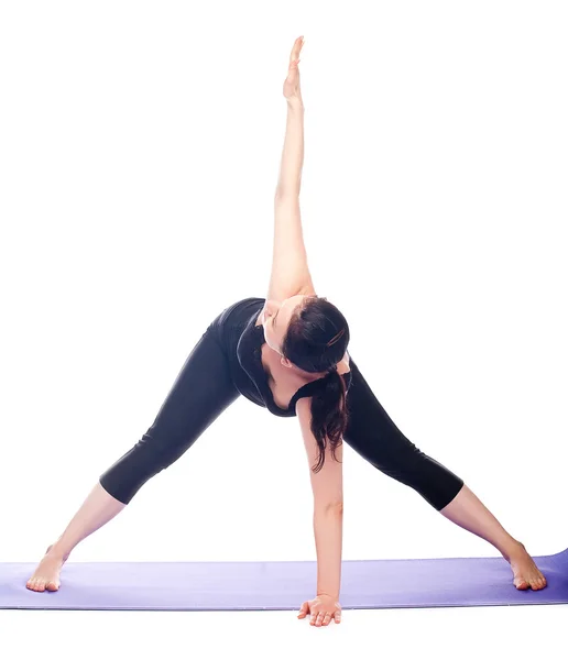 Belle femme enceinte pratiquant le yoga — Photo