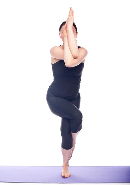 Mulher grávida bonita praticando ioga — Fotografia de Stock