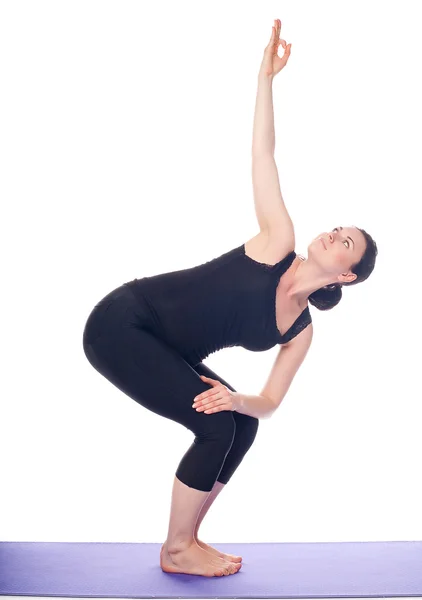Schöne schwangere Frau praktiziert Yoga — Stockfoto