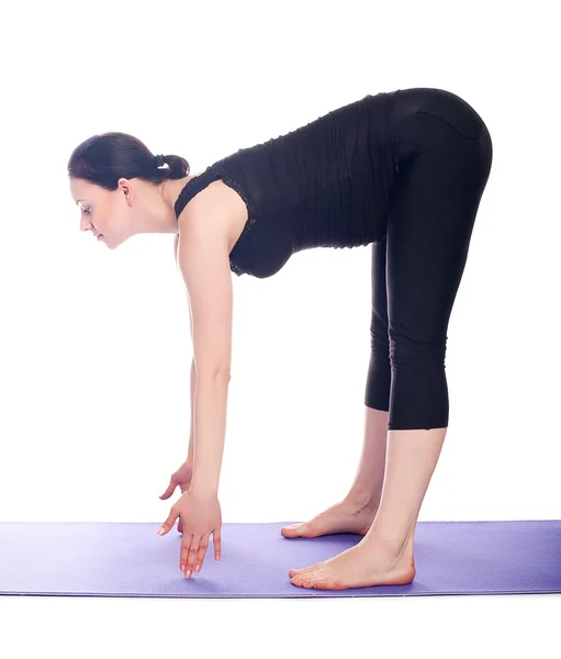 Schöne schwangere Frau praktiziert Yoga — Stockfoto