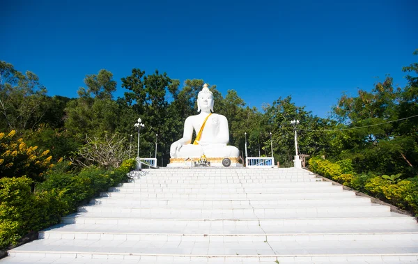 En av 7 nivå i templet wat thaton, thailand — Stockfoto