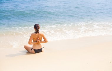 pratik Yoga Beach beyaz kadın