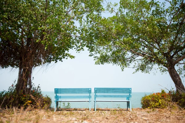 Wooden bench in front of the sea — Stock Photo, Image