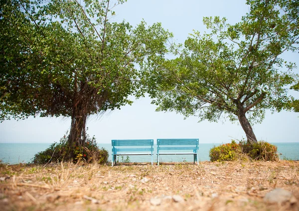 海の前に木製のベンチ — ストック写真
