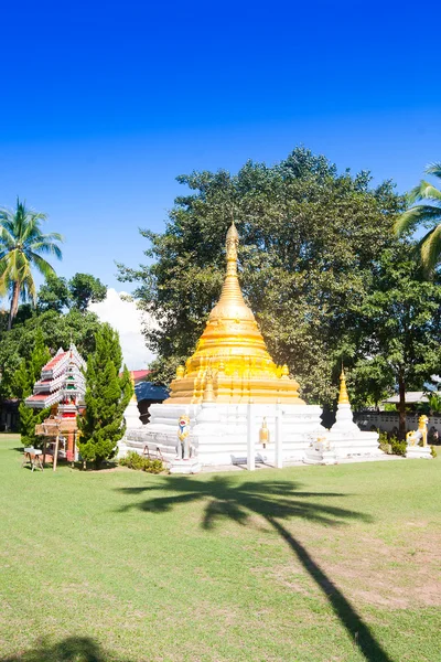 Tempel in thailand in de buurt van mae hon lied — Stockfoto