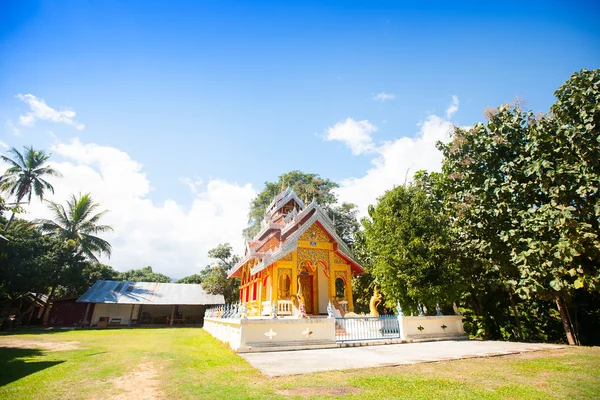 Tempel in thailand in de buurt van mae hon lied — Stockfoto