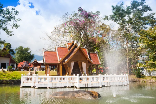 Tempel i thailand nära mae hon låten — Stockfoto