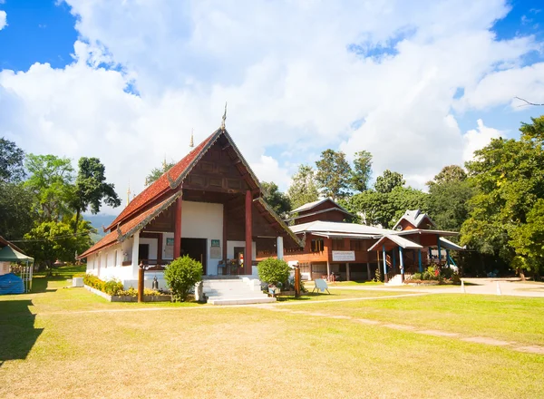 Tempel i thailand nära mae hon låten — Stockfoto