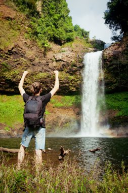 kazanan şelale yakınında. aktif bir yaşam konsepti 