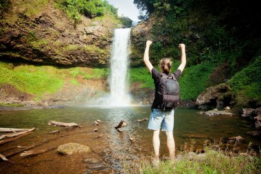 kazanan şelale yakınında. aktif bir yaşam konsepti 