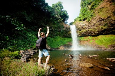 kazanan şelale yakınında. aktif bir yaşam konsepti 