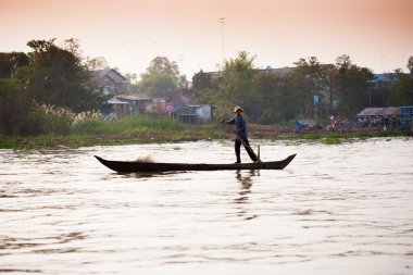 SoC trang, vietnam - 28 Ocak 2014: kimliği belirsiz kürekli tekneler 