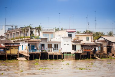 28 Ocak 2014 - benim tho, vietnam - evler bir nehir tarafından 28 Ocak 2