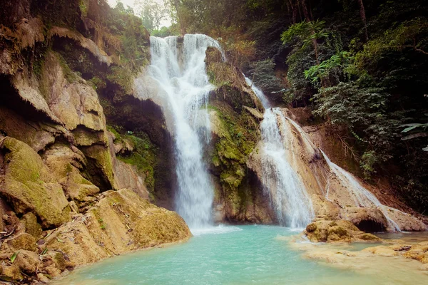 Catarata Kuangsi en bosque profundo en Laos —  Fotos de Stock