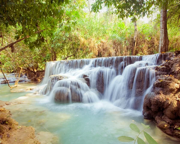 Cascade de Kuangsi en forêt profonde au Laos — Photo