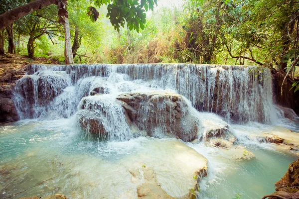 Cascade de Kuangsi en forêt profonde au Laos — Photo