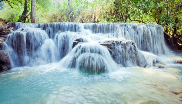 Catarata Kuangsi en bosque profundo en Laos —  Fotos de Stock