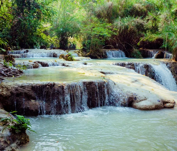 Cascade de Kuangsi en forêt profonde au Laos — Photo