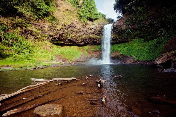 Bela cachoeira na floresta profunda no Laos — Fotografia de Stock