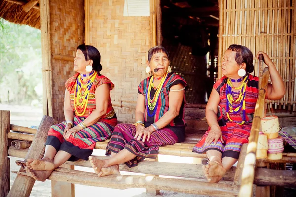 LAOS, BOLAVEN 12 DE FEBRERO DE 2014: Mujeres de la tribu Alak no identificadas en v — Foto de Stock