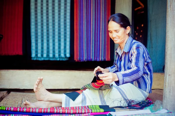 LAOS, BOLAVEN 12 DE FEBRERO DE 2014: Mujeres de la tribu Alak no identificadas en v —  Fotos de Stock