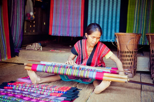 LAOS, BOLAVEN 12 DE FEBRERO DE 2014: Mujeres de la tribu Alak no identificadas en v — Foto de Stock